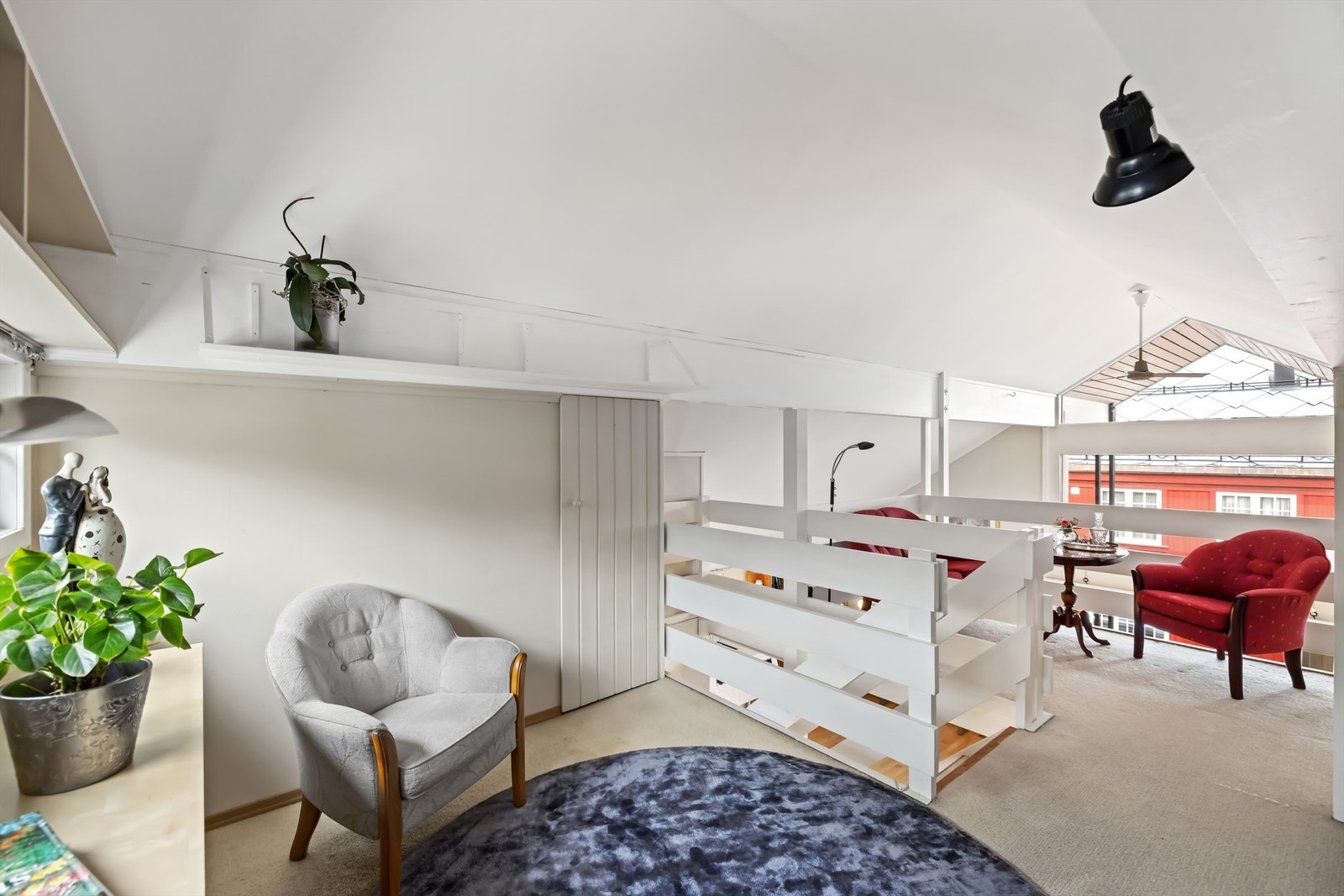 Gulvflate belagt med teppe. Vegger i malte flater. Himling i malte flater. Galleribilde