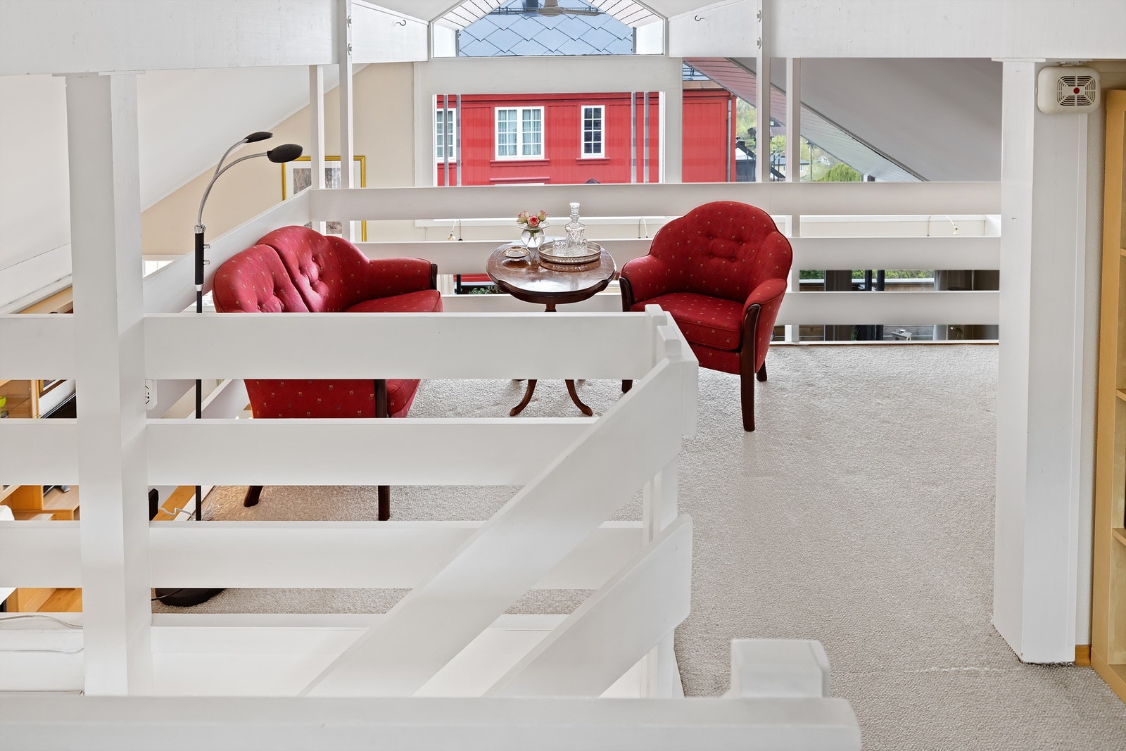 Gulvflate belagt med teppe. Vegger i malte flater. Himling i malte flater. Galleribilde
