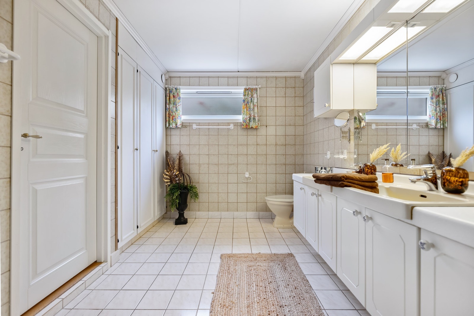 Badet er flislagt på gulv med varme og flislagte vegger, samt himling i malt mur. Galleribilde