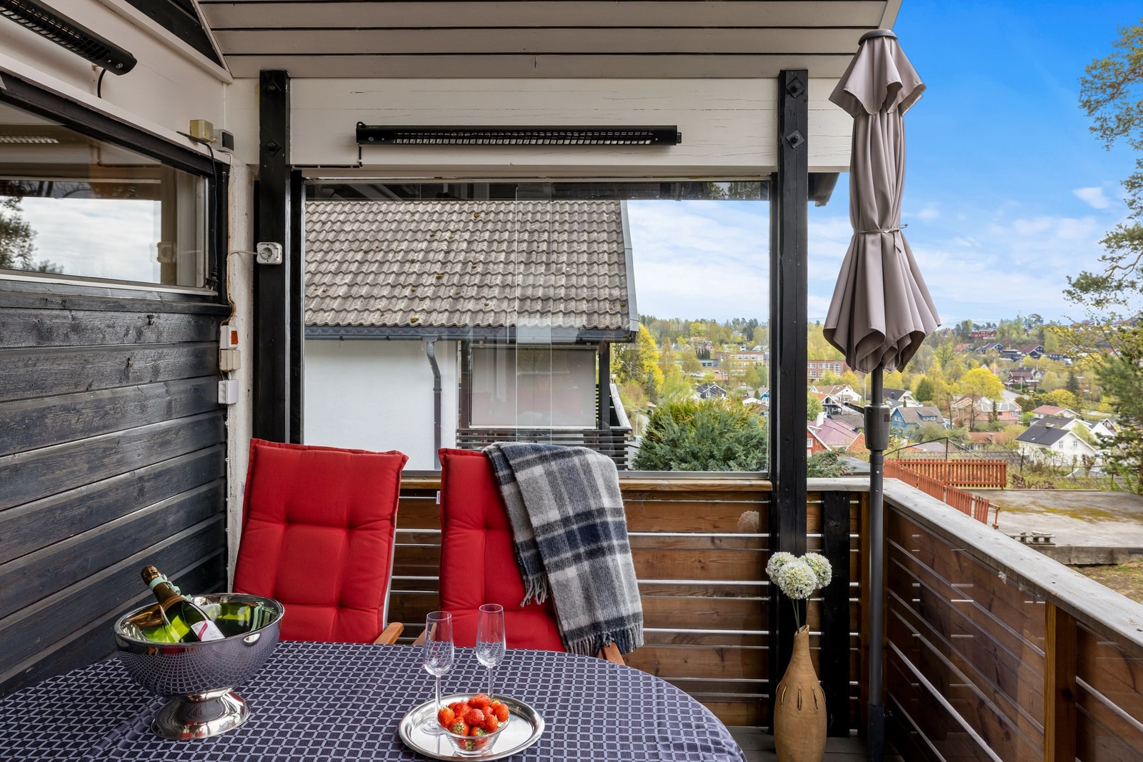 Terrasse har markiser, terrassevarmer, stikkontakter og utelys. Galleribilde
