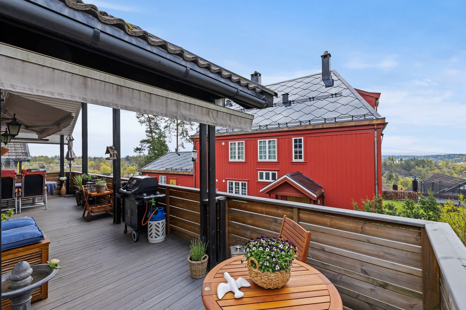 Fra stuen er det utgang til stor og delvis overbygd terrasse på ca. 26 m2 som gir rom for lounge og spisebord. Galleribilde