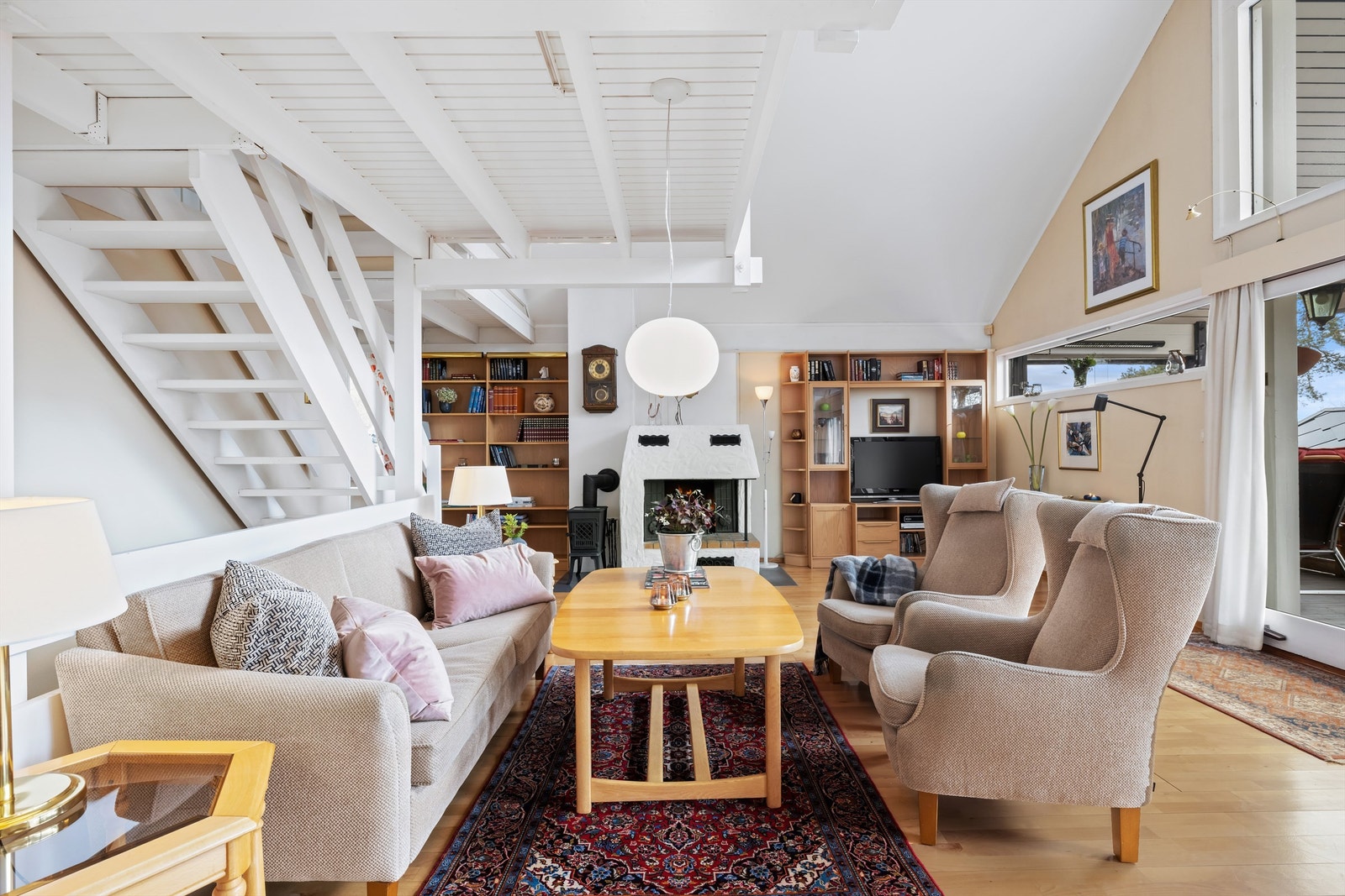 Åpen og luftig stue med god takhøyde gir en god romfølelse når du sitter i stuen. Galleribilde