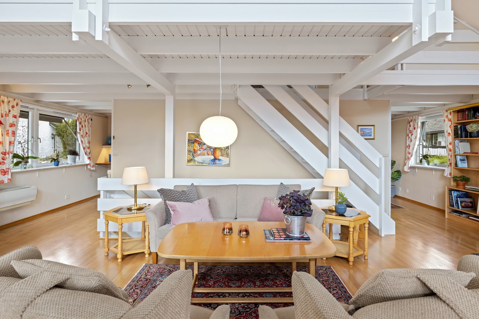 Åpen og luftig stue med god takhøyde gir en god romfølelse når du sitter i stuen. Galleribilde