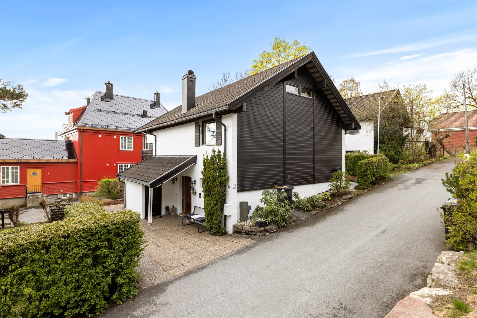 Boligen er beliggende i et meget barnevennlig område på Valler/Sandvika i en blindvei med kort vei både skoler og barnehager. Galleribilde