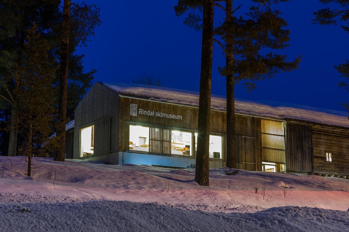 Rindal skimuseum kan by på historisk skiutstilling, nybygd kafé, museumsbutikk og et tradisjonelt bygdetun. Foto: Gerhardsen Karlsen Galleribilde