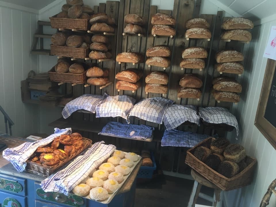 Gardsbakeriet Hæmstelt er et lite gardsbakeri som ligger i Rindal kommune. Hver fredag selges ferske brød og andre bakevarer fra utsalgsboden på gården. Galleribilde