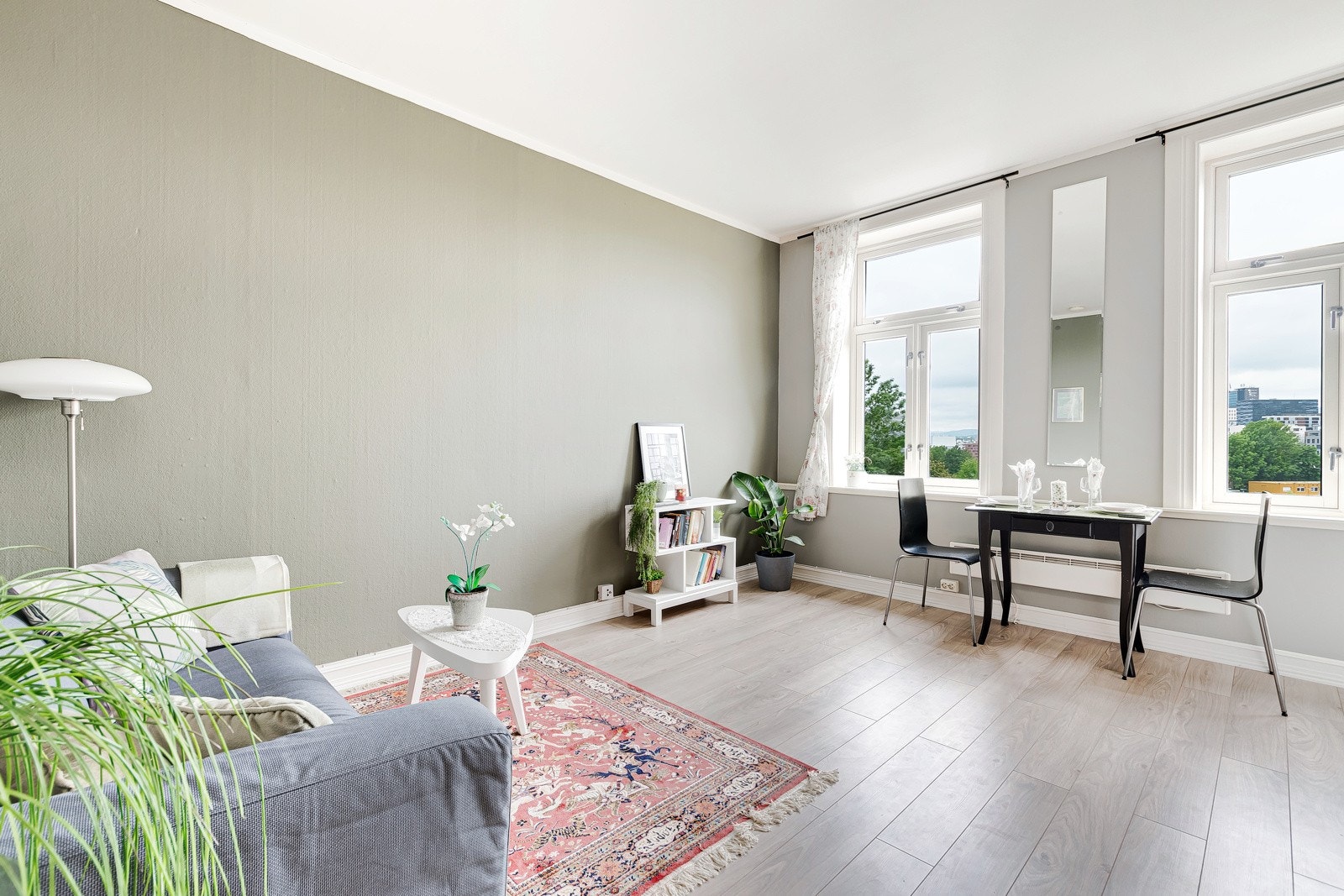 Store vindusflater sørger for rikelig med naturlig lysinnslipp. Galleribilde