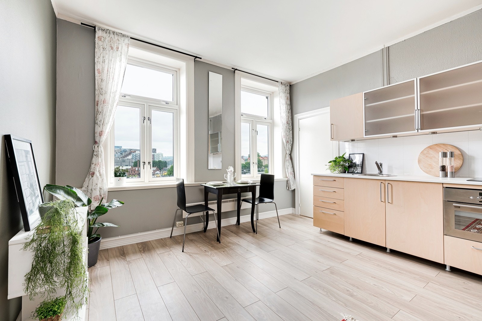 Leiligheten har en arealeffektiv og god planløsning med åpen stue- og kjøkkenløsning, soverom, entré og bad. Galleribilde