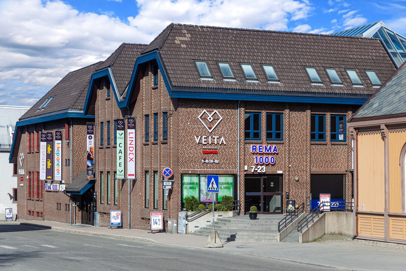 Dagligvarehandel og kjøpesenter med utvalgte butikker i umiddelbar nærhet
