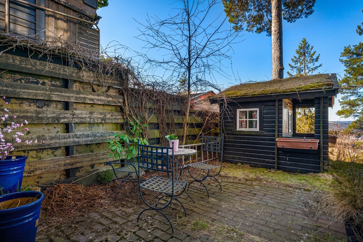 Utenfor skriverstuen Galleribilde