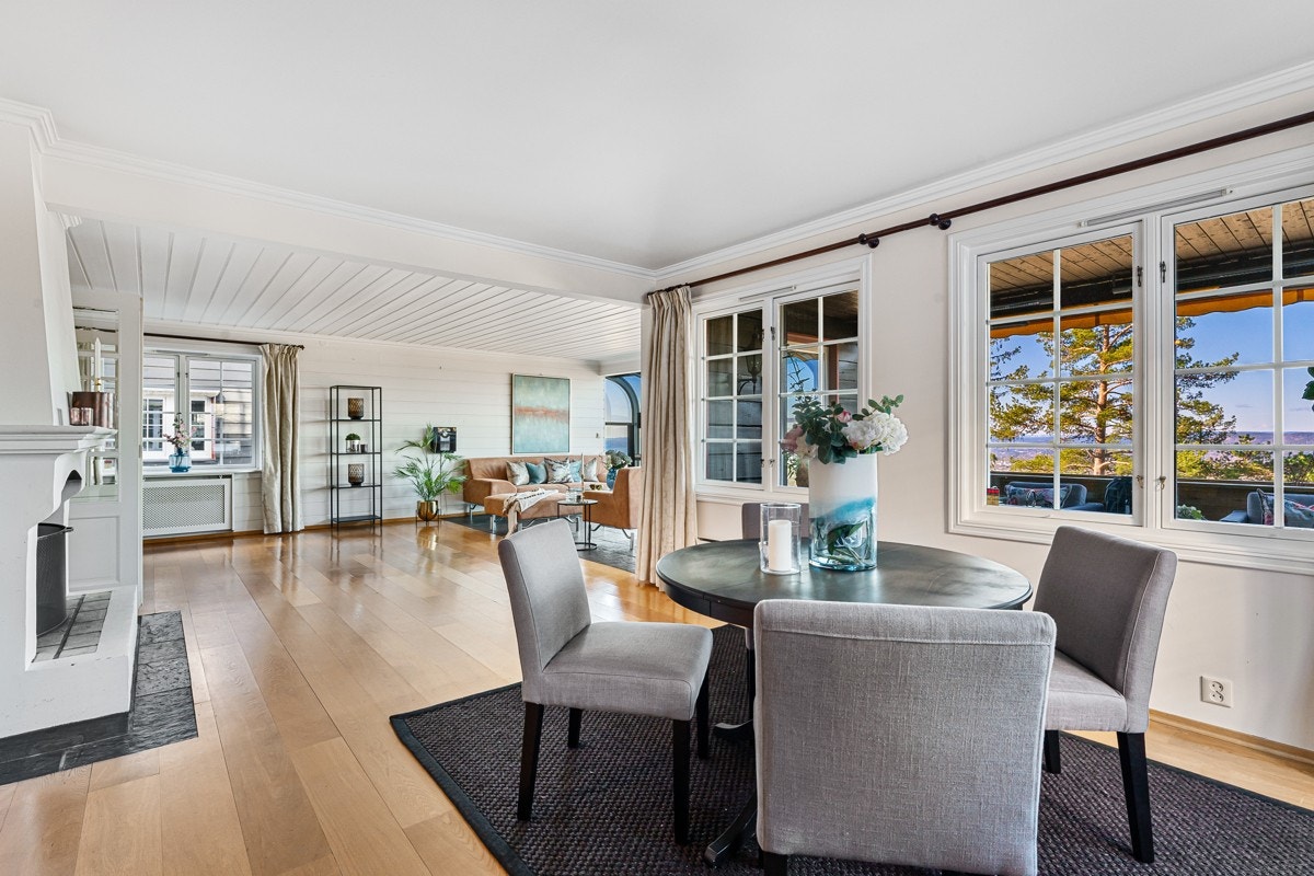 Stuen er stor og har flere oppholdssoner og utgang til terrasse Galleribilde