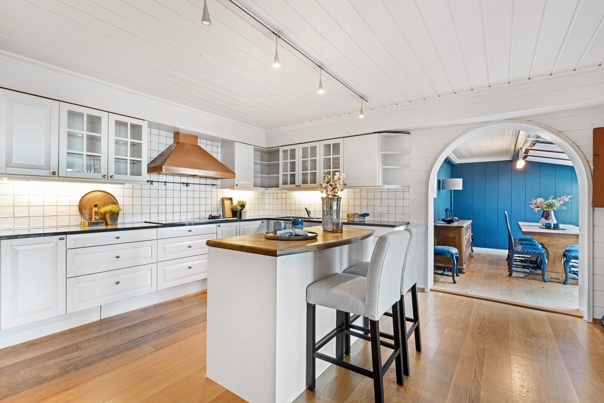 Fra kjøkken og mot spisestue Galleribilde