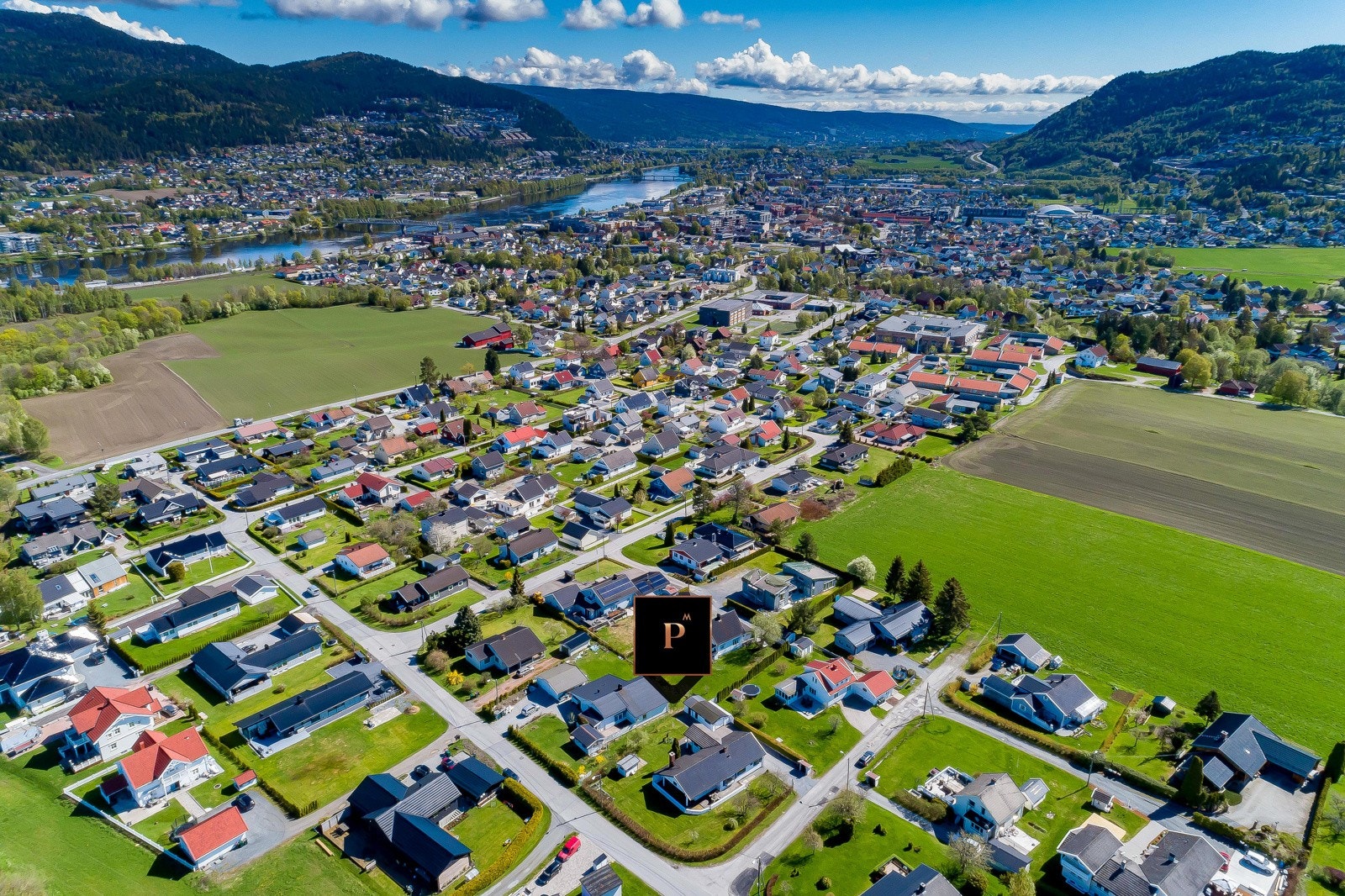 Eneboligen ligger i et barnevennlig og attraktivt boligområde på Kjøya i Mjøndalen. Galleribilde