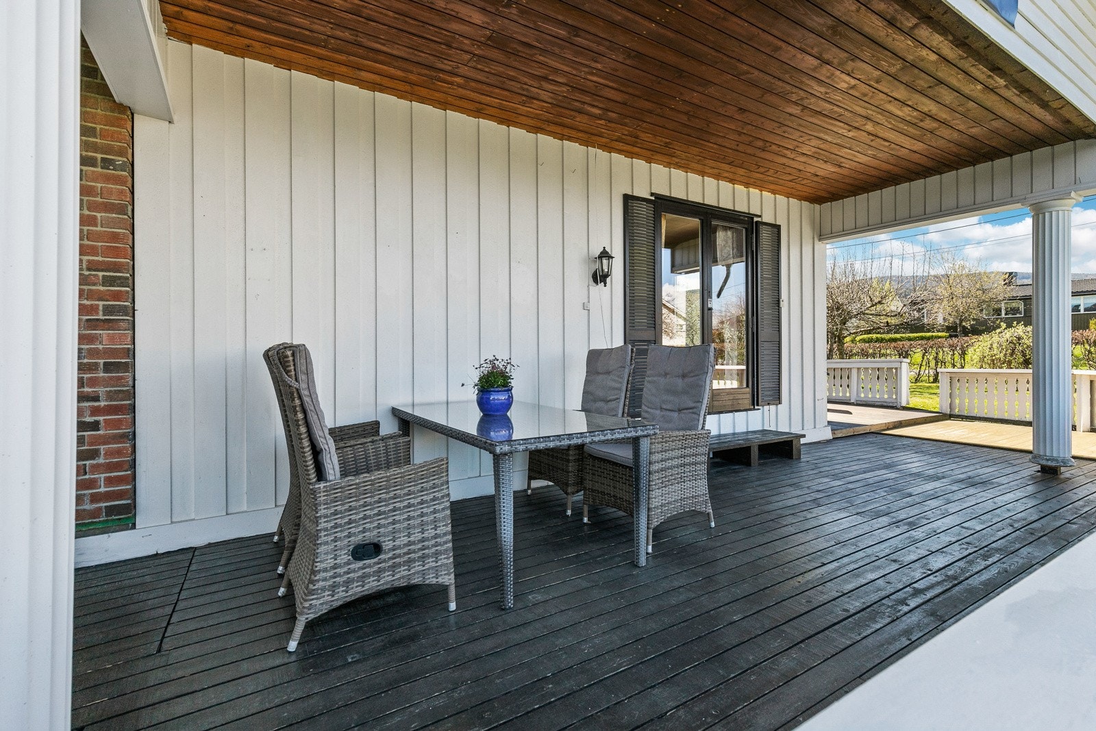 Den er delvis overbygget, noe som gjør det lunt og godt på kveldene. Galleribilde