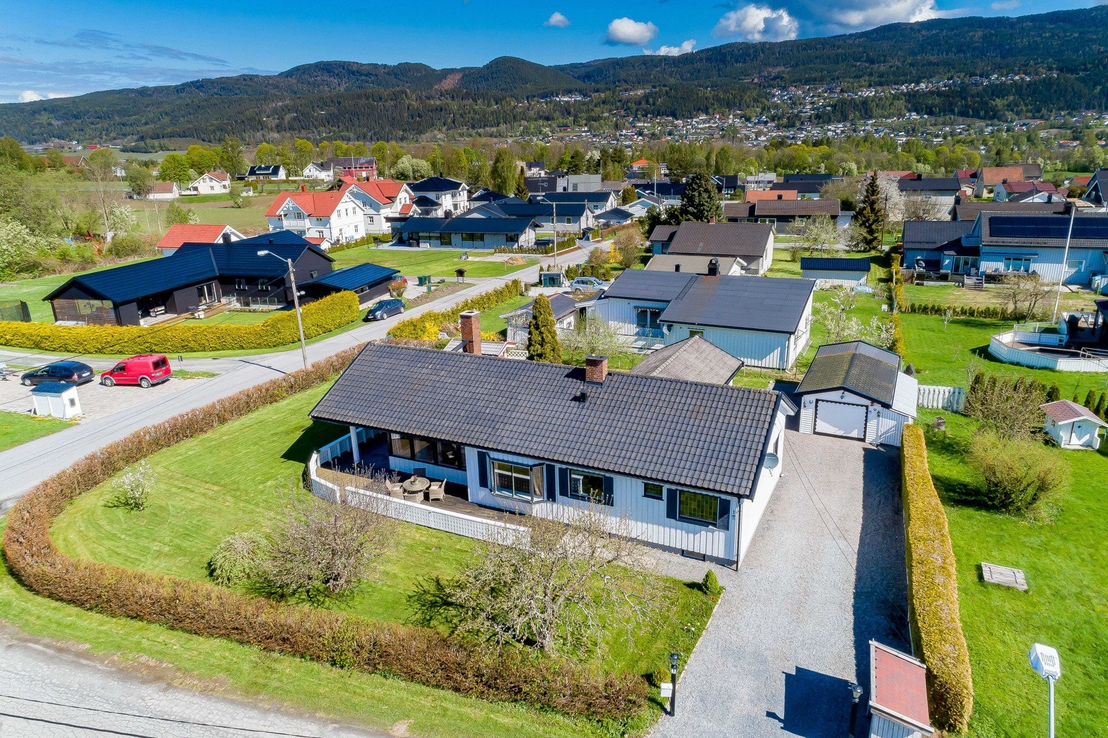 Det er parkering i garasje og på romslig gårdsplass. Galleribilde