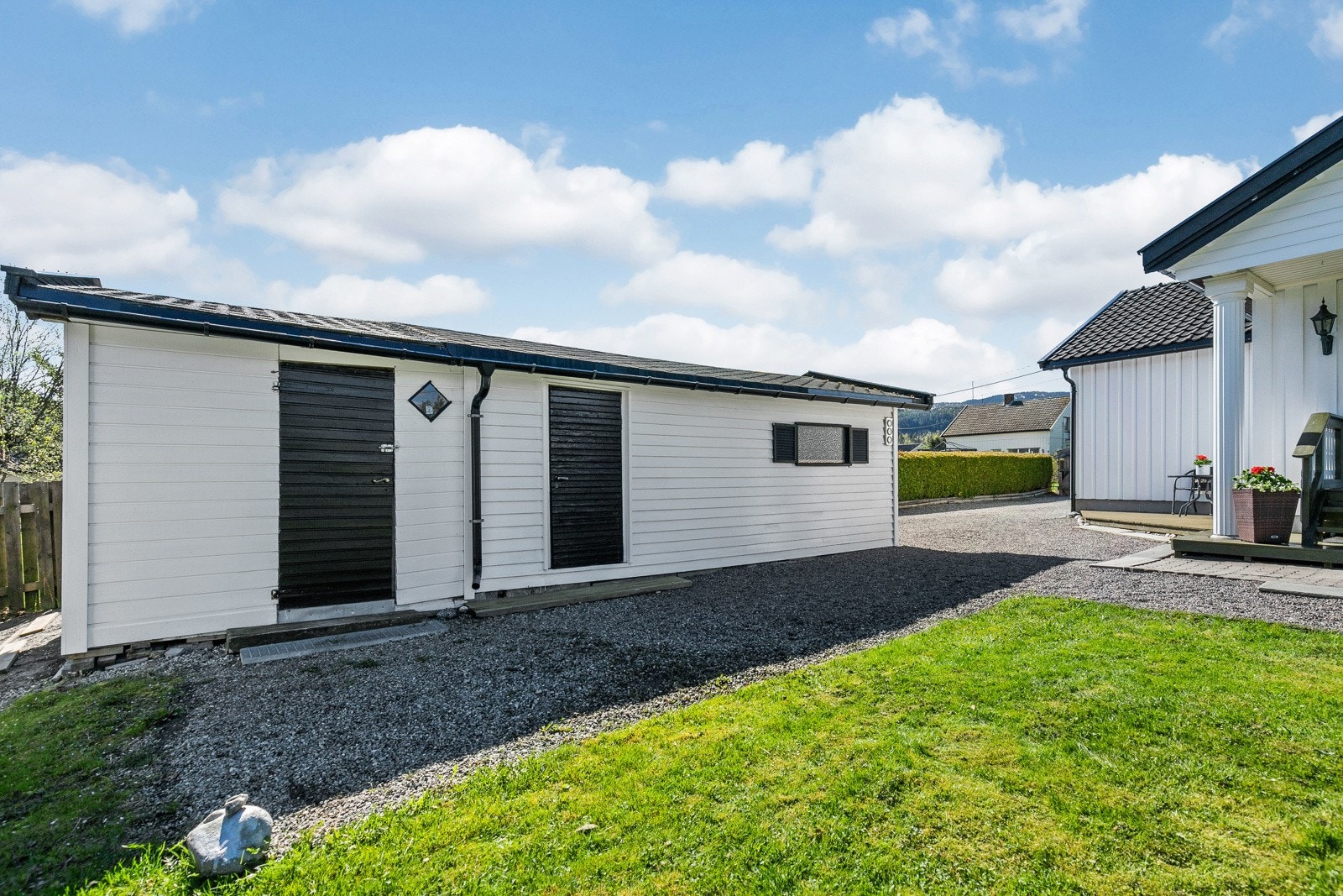 Mer oppbevaringsplass finnes i utebod tilknyttet garasjen. Galleribilde