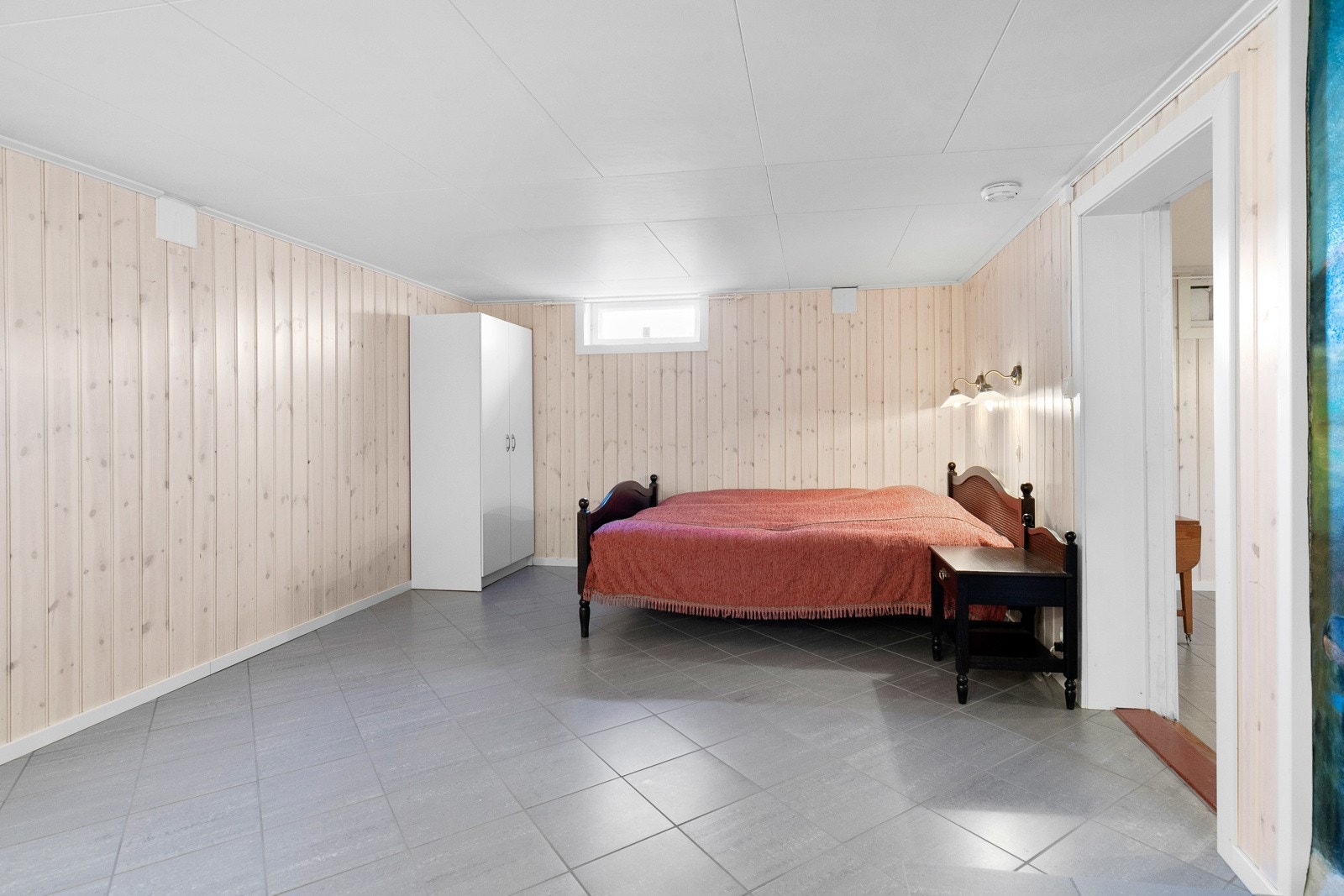 I kjelleren er det et innredet et soverom. Rommet er ikke godkjent for varig opphold. Galleribilde