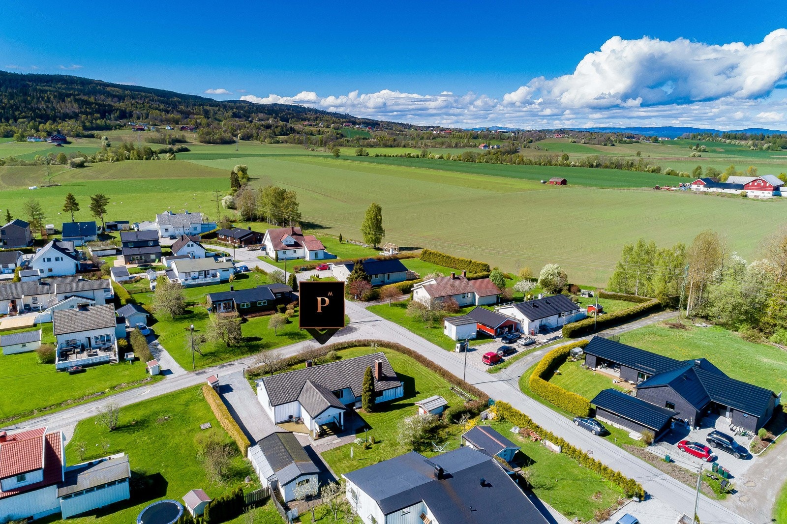 Fantastisk beliggende enebolig over 2 plan m/garasje - Stor tomt der utnyttelsesgraden ikke er fullt utnyttet - Solrikt! Galleribilde