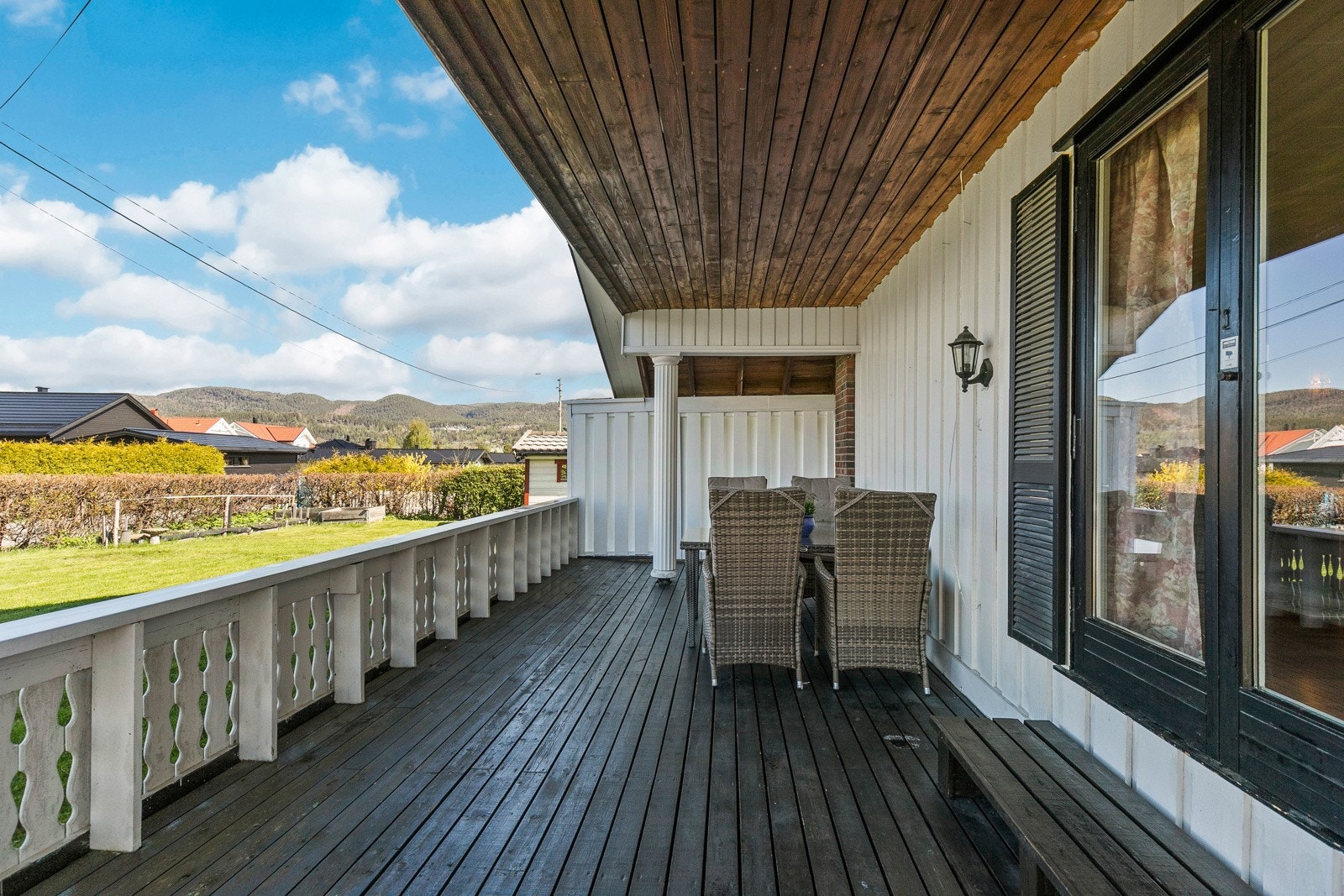 Terrassen har også levegg på én side, rekkverk, terrassegulv og trapp ned til hagen. Galleribilde