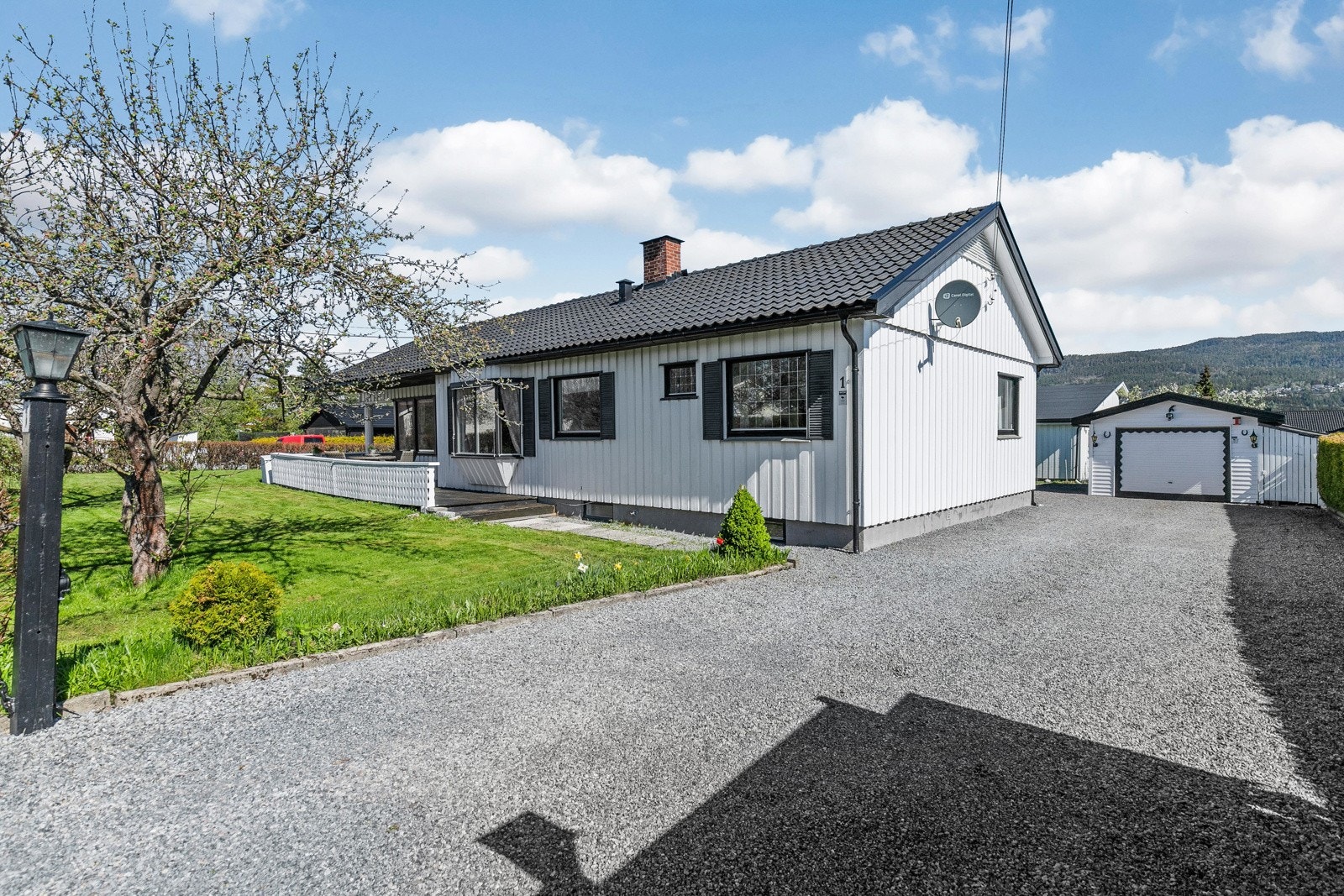 Parkeringsmuligheter for flere biler på gruslagt gårdsplass. Galleribilde