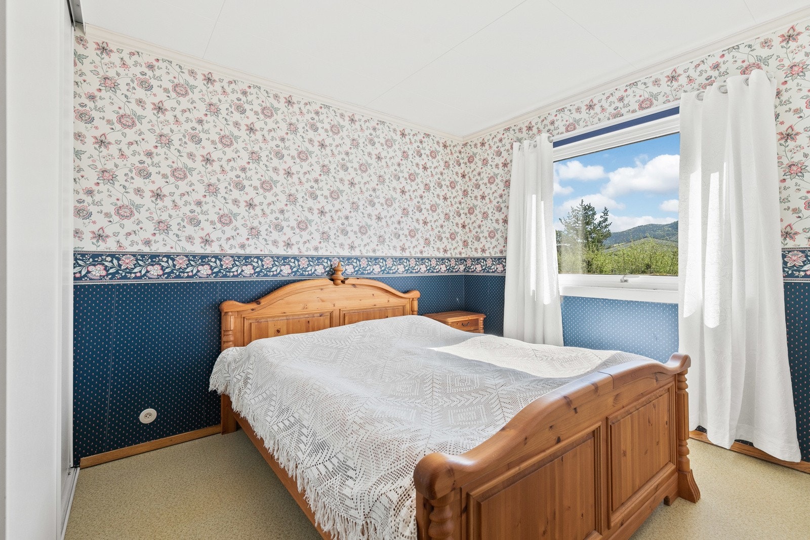 Boligen har ett romslig soverom. Galleribilde