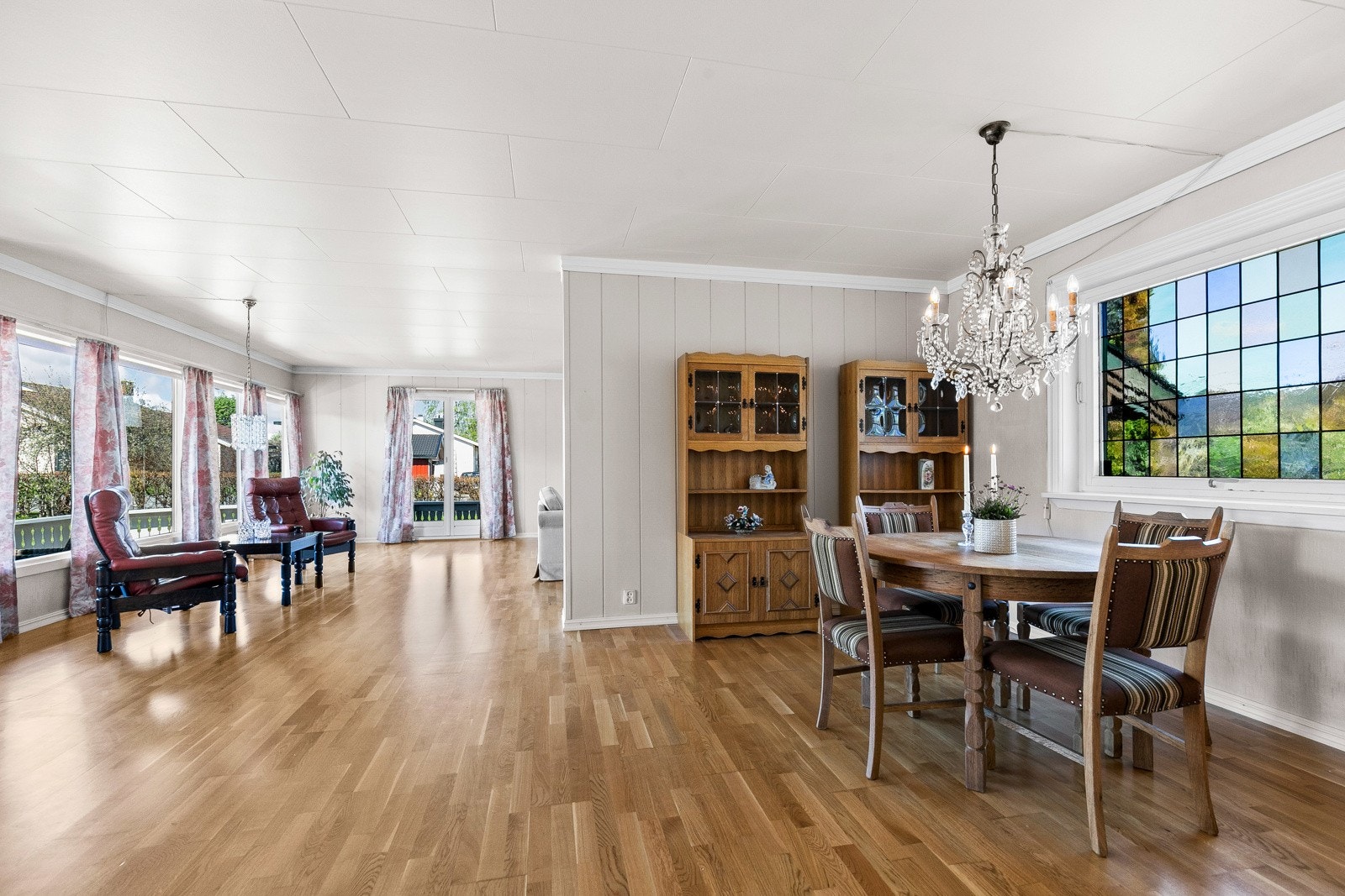 Selve rommet har parkettgulv og lyse vegger, dels kledd med panel. Galleribilde