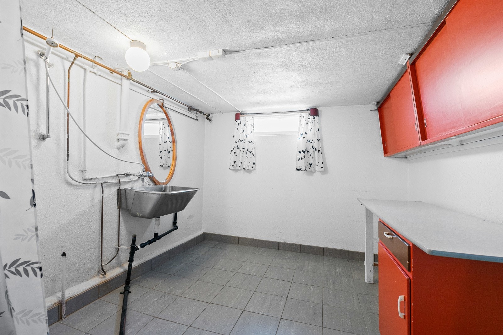 På vaskerommet er det hvitmalte, pussede murvegger og grå gulvfliser med sokkelflis som var nye i 2012. Galleribilde