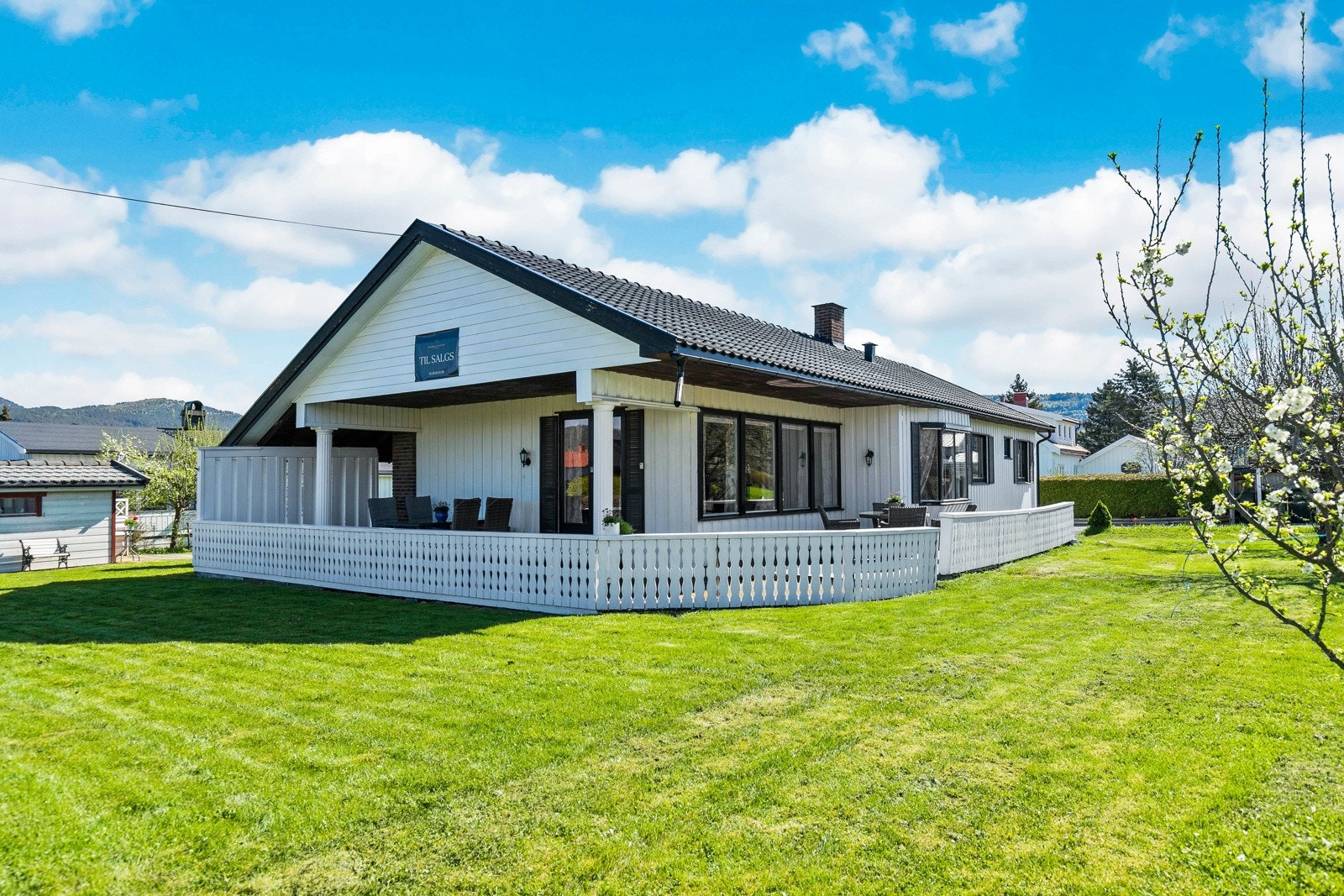 Hjemme kan solen nytes fra morgen til solnedgang i en stor usjenert hage og på flere flotte uteplasser Galleribilde