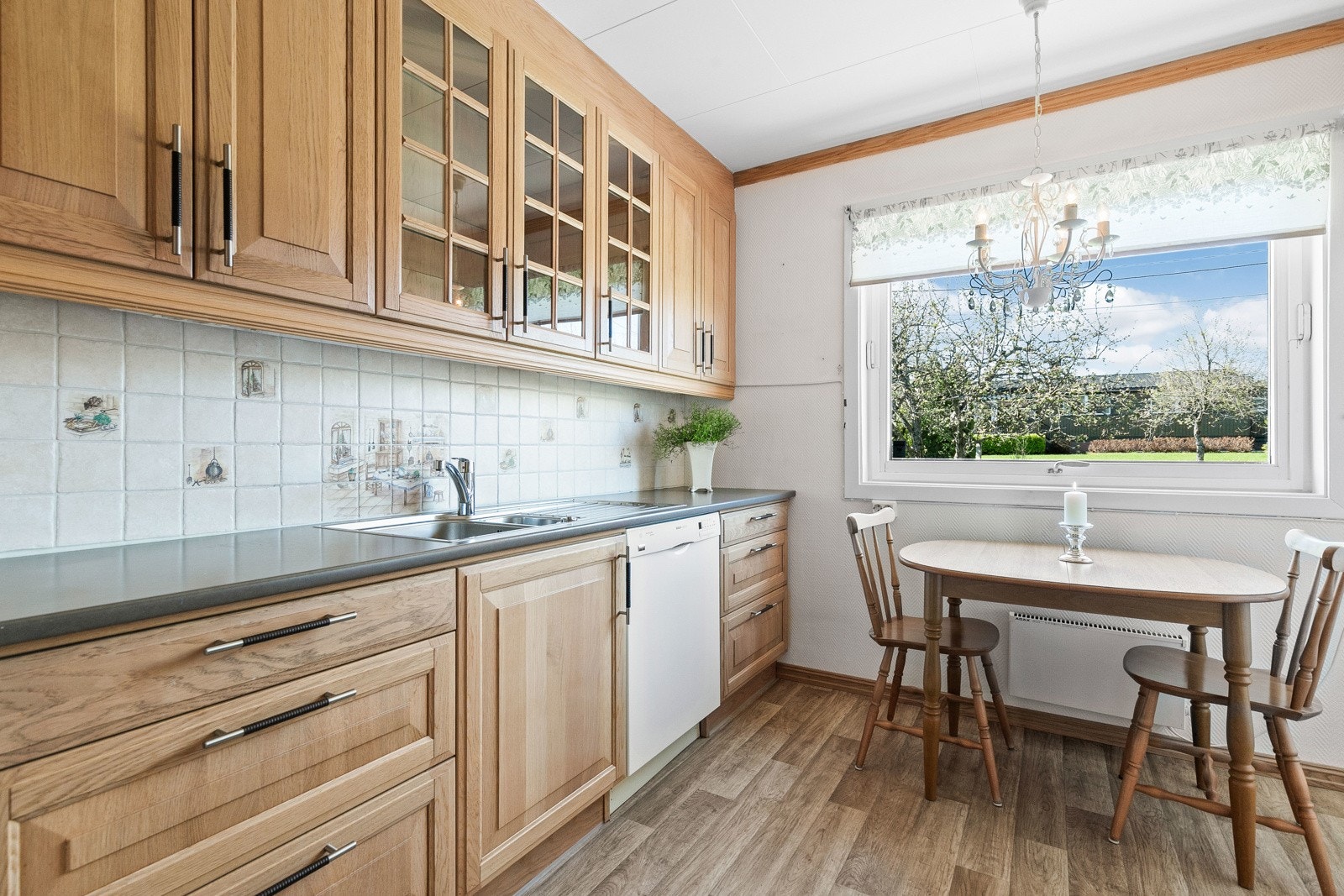 Spiseplass strategisk plassert under et vindu med utsyn mot den velholdte hagen. Galleribilde