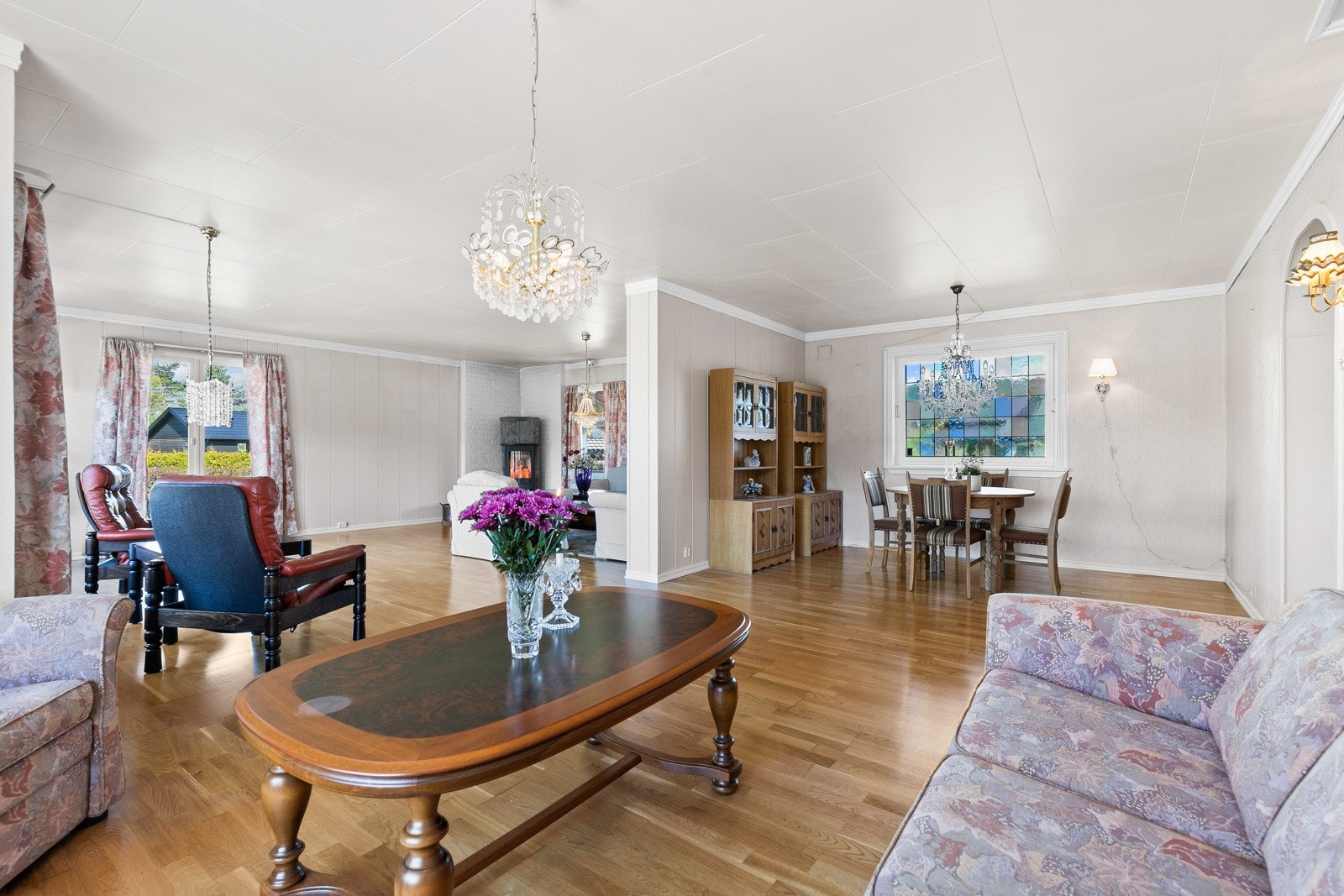 Stuen har også et farget blyglassvindu som gir vakkert fargespill i sollyset. Galleribilde