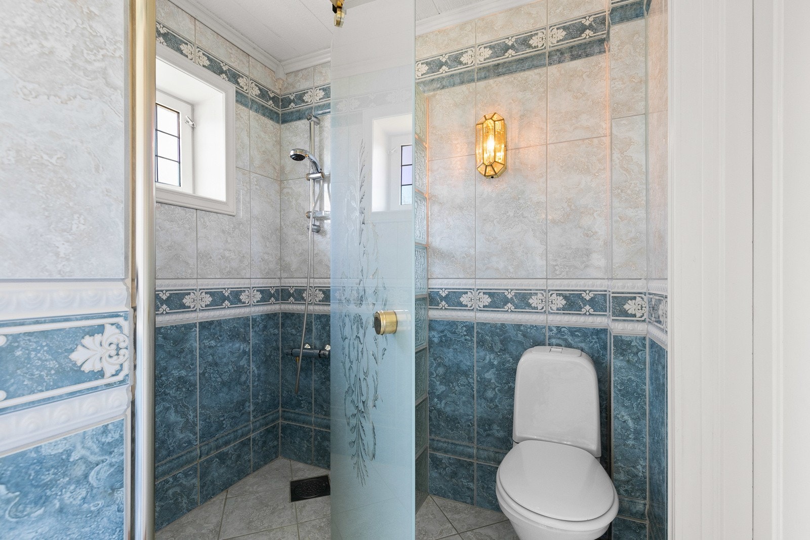 Boligen har et stort bad i første etasje, samt vaskerom og eget toalettrom i kjelleren. Galleribilde