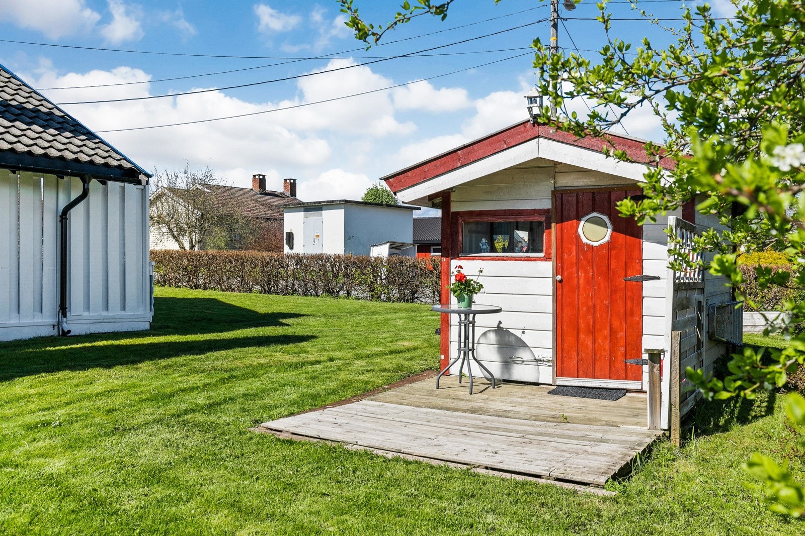 Lekestue i hagen. Galleribilde