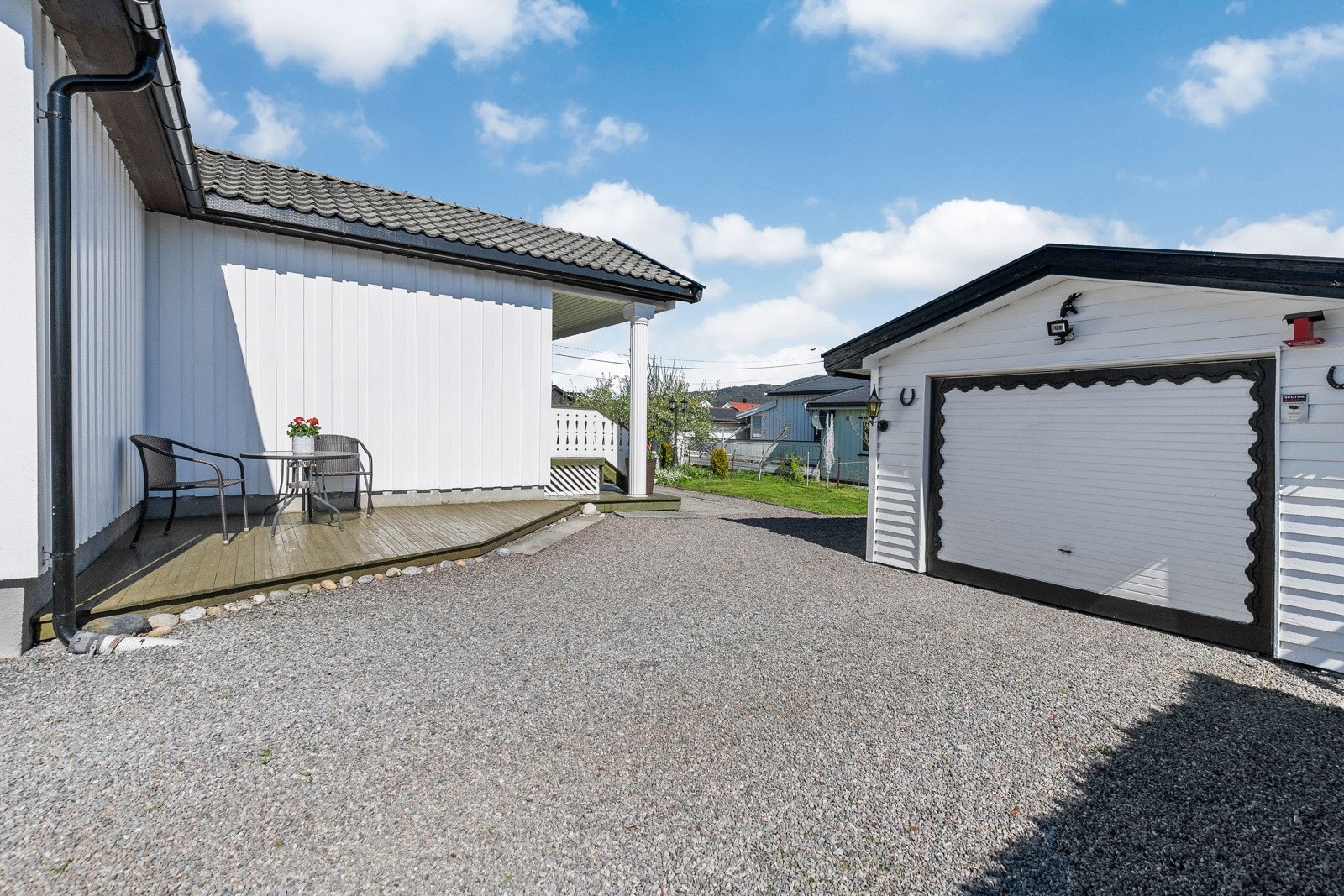Det er frittstående garasje med plass til en bil. Galleribilde