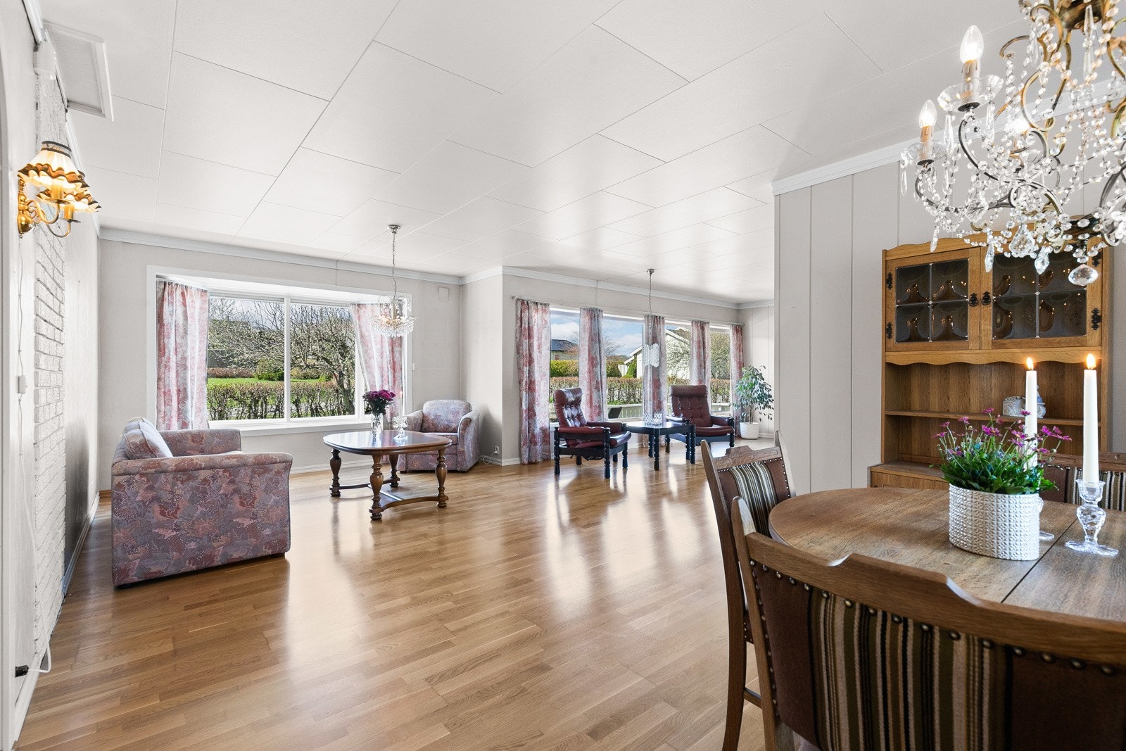 Stuen er stor og naturlig delt i to soner. Galleribilde