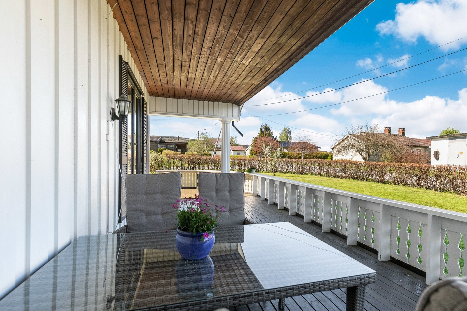 Fra denne terrassen er det trapp ned til plenen. Galleribilde