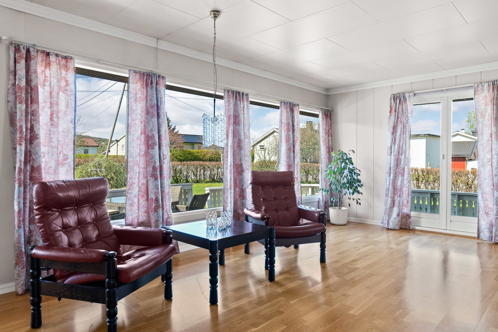 Stuen har plass til flere sittegrupper. Galleribilde