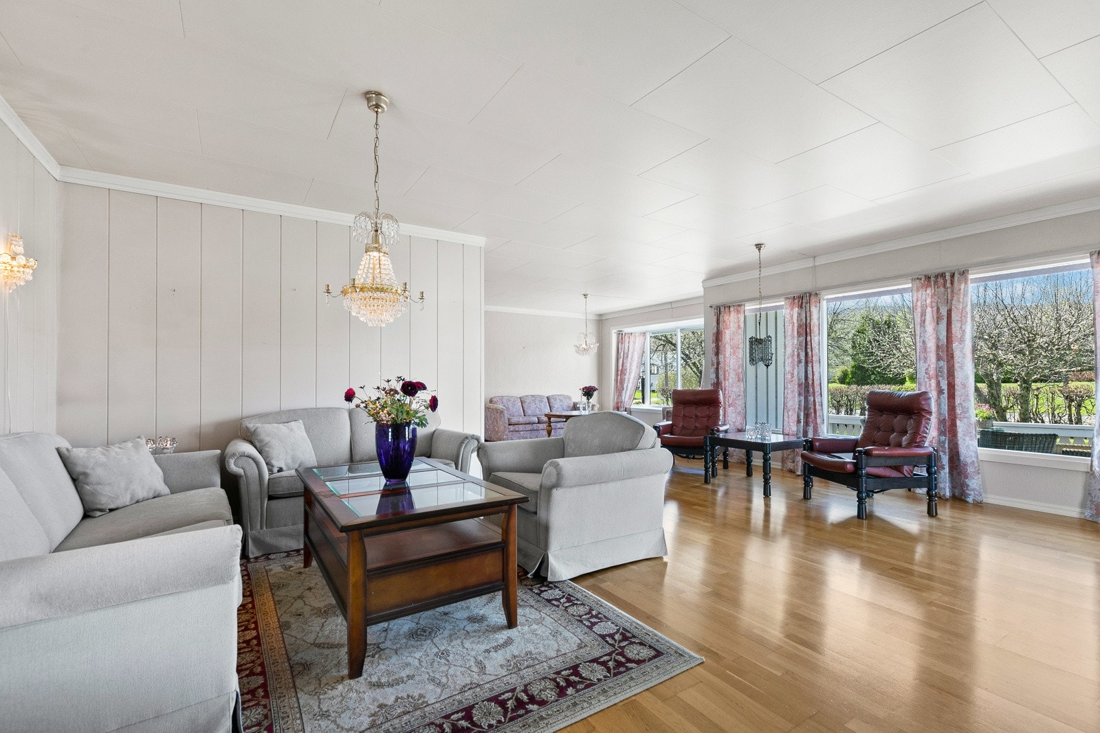 Store vinduer, spesielt mot sør, sørger for ekstra gode lysforhold. Galleribilde