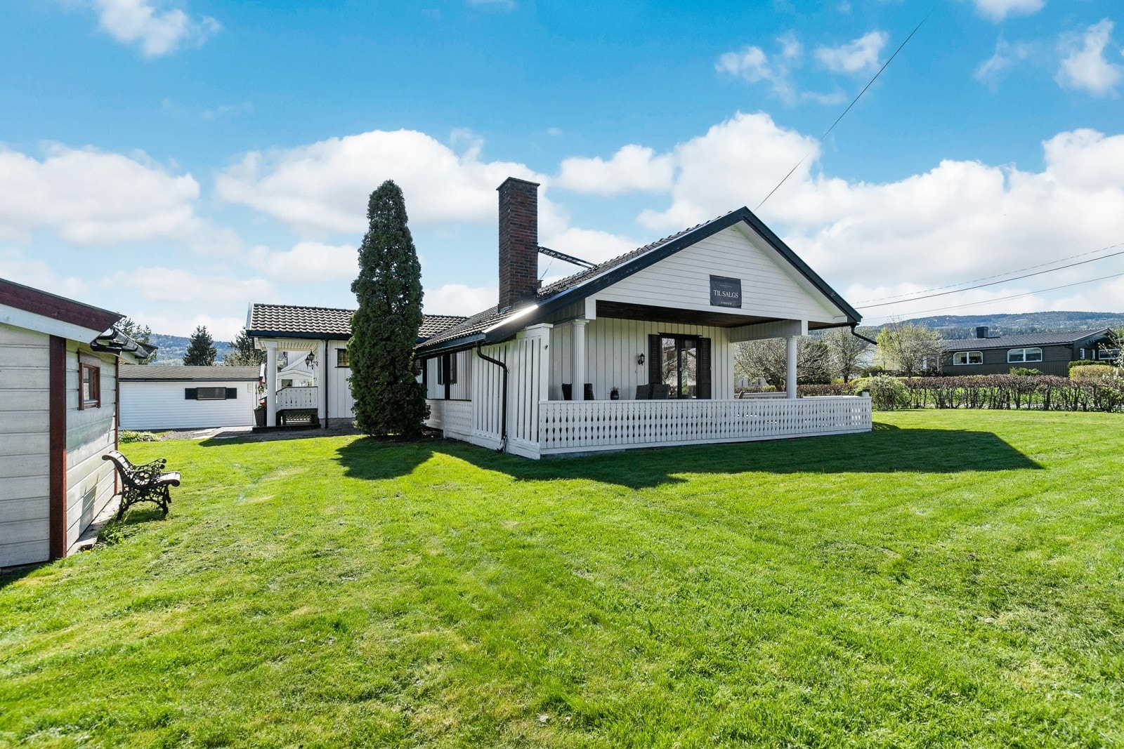 Boligen ligger fint plassert på en hjørnetomt med et romslig areal på 1098,2 kvm. Galleribilde