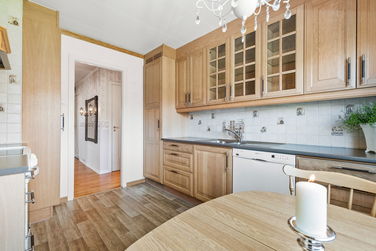 Kjøkkeninnredningen har gode arbeidsforhold med det meste innenfor en armlengdes avstand. Galleribilde