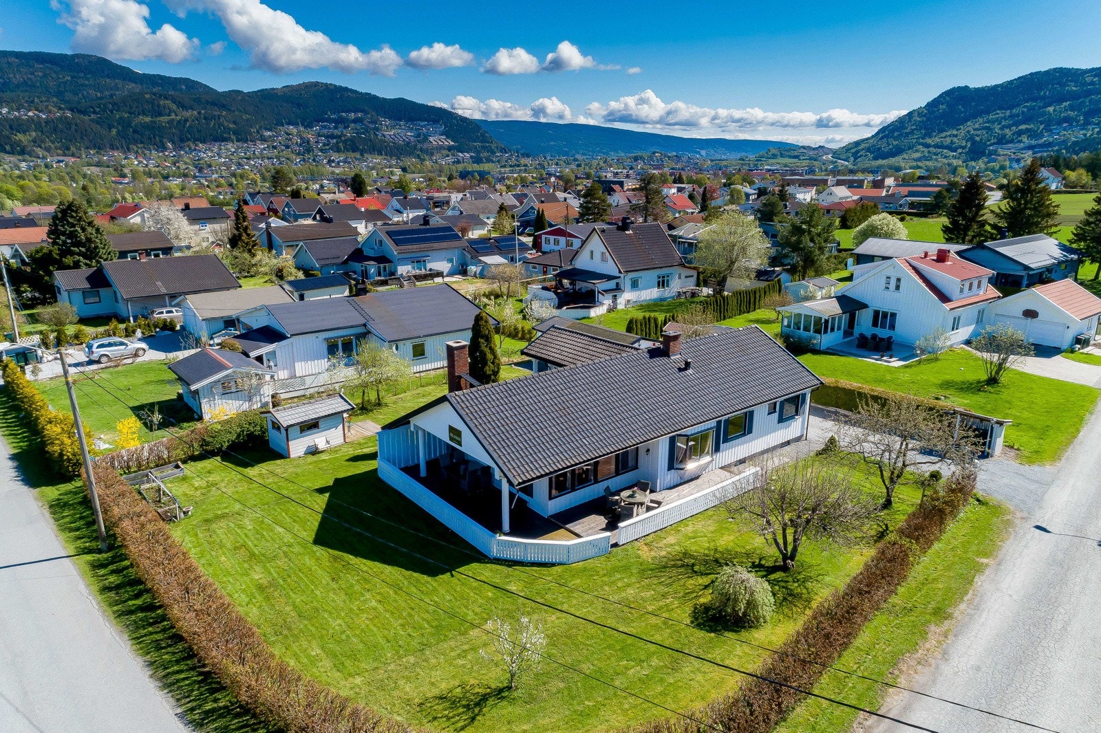 I hagen er det frukttrær og plass til kjøkkenhage. Galleribilde