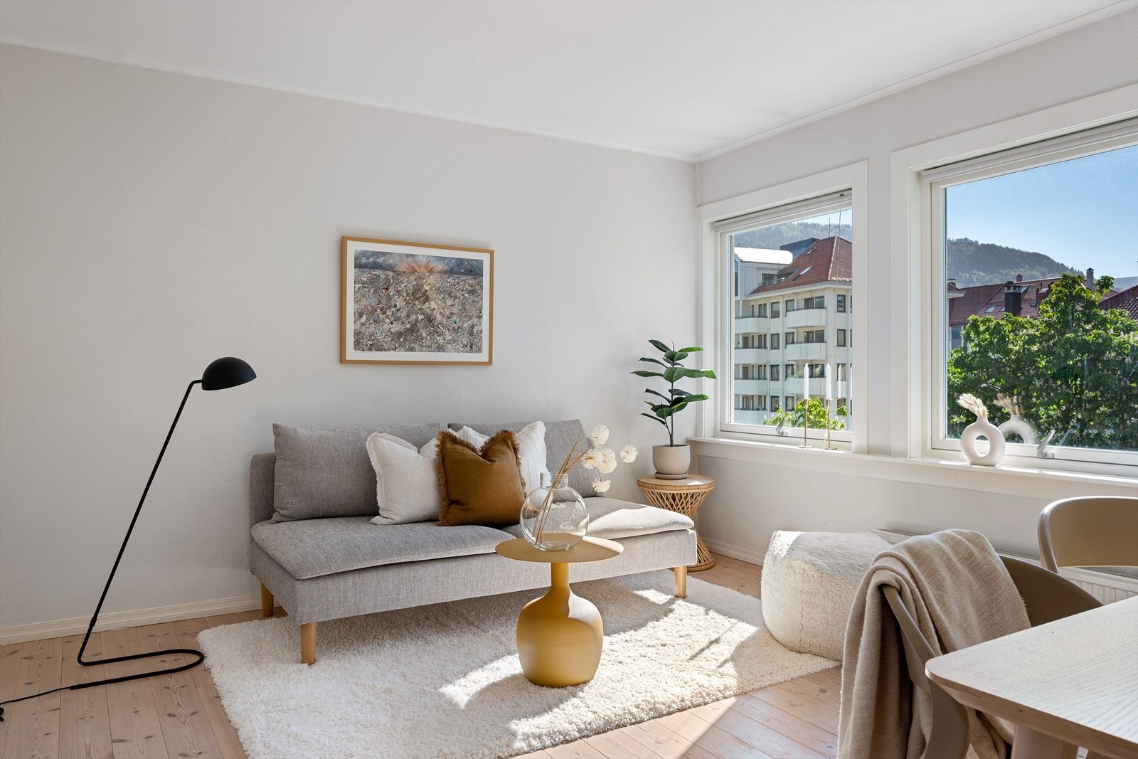 Store vindusflater gir gode lysforhold i leiligheten. Galleribilde