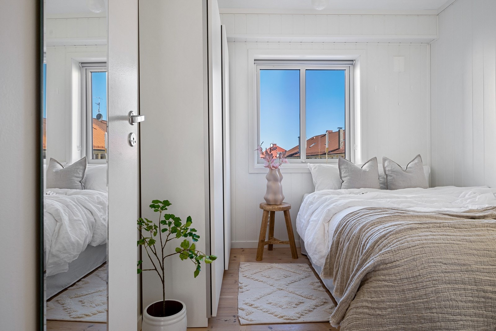 Soverom med skyvedørgarderobe. Galleribilde