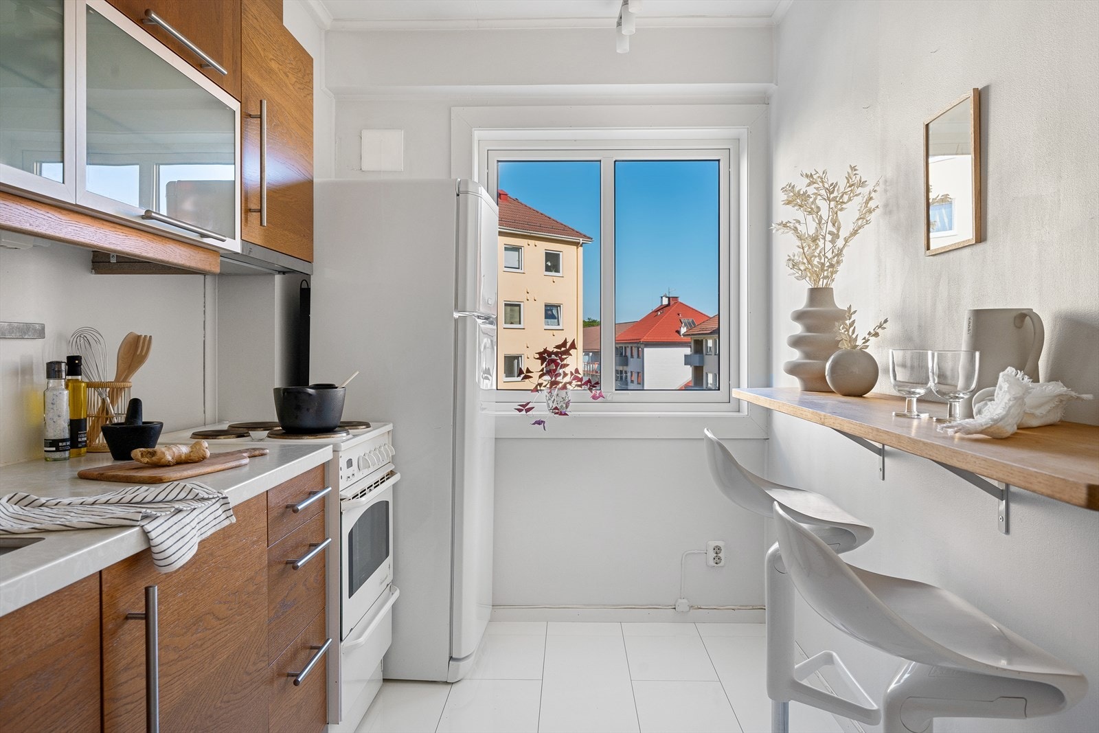 Kjøkken med vindu og en koselig barløsning. Galleribilde