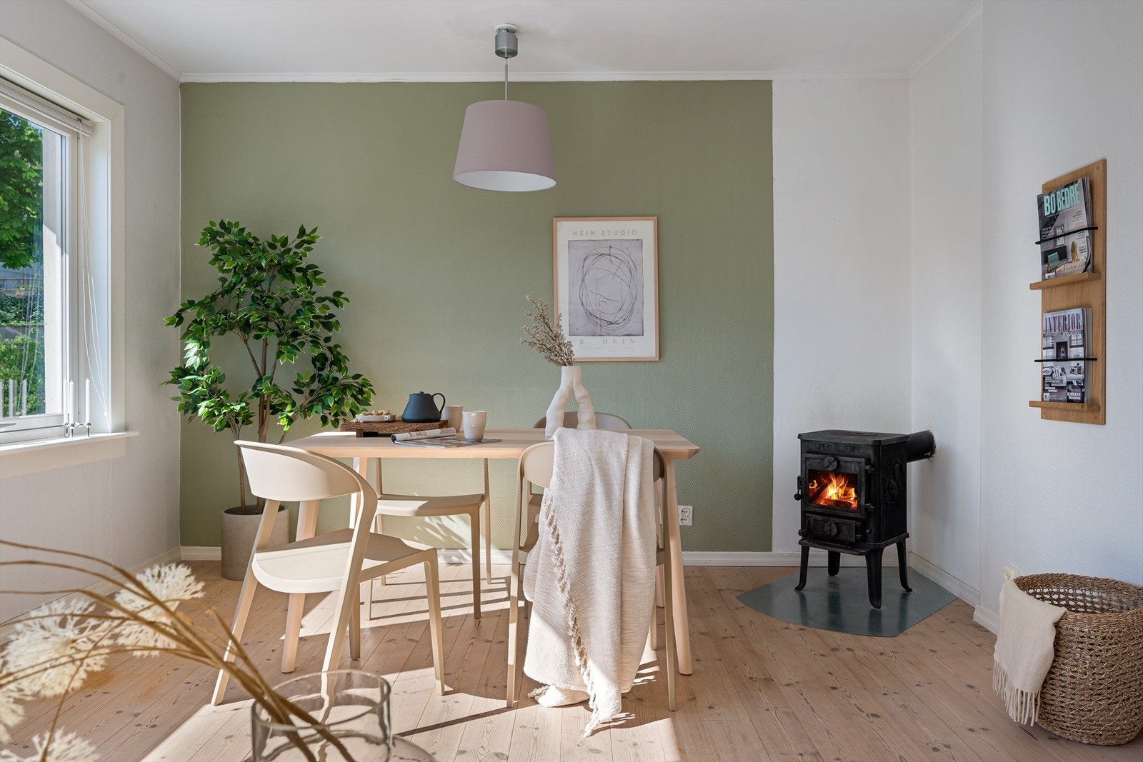 i stuen er det oppvarming med peisovn til kaldeste dagene. Galleribilde