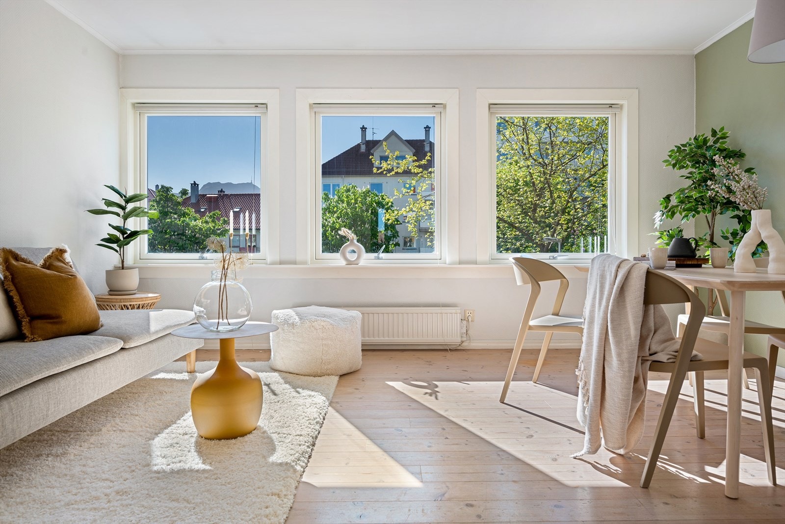 Lys og fin stue med god plass til sofagruppe og spisebord. Galleribilde