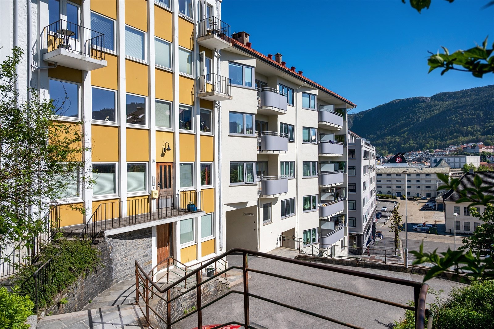 Leiligheten ligger i byggets 3. etasje fra den nederste inngangen. Galleribilde