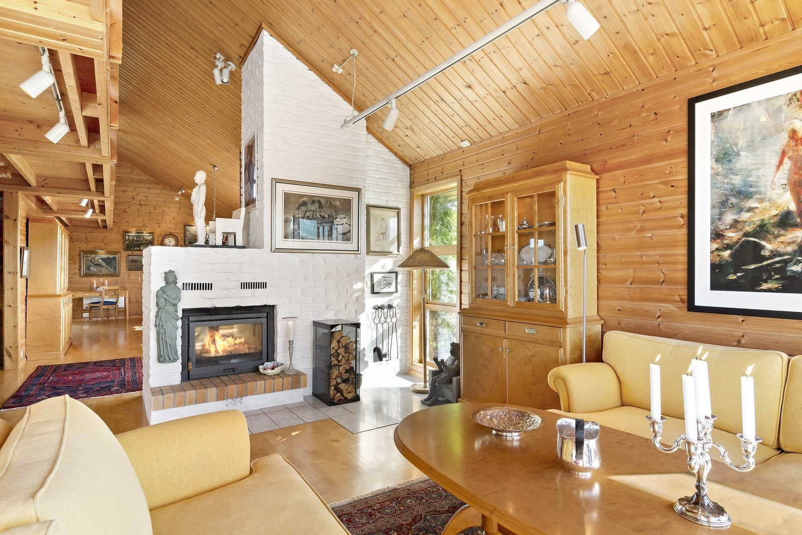 Egen peisestue med moderne innsats som gir god varme. I tillegg er det installert varmepumpe luft-til-luft. Galleribilde