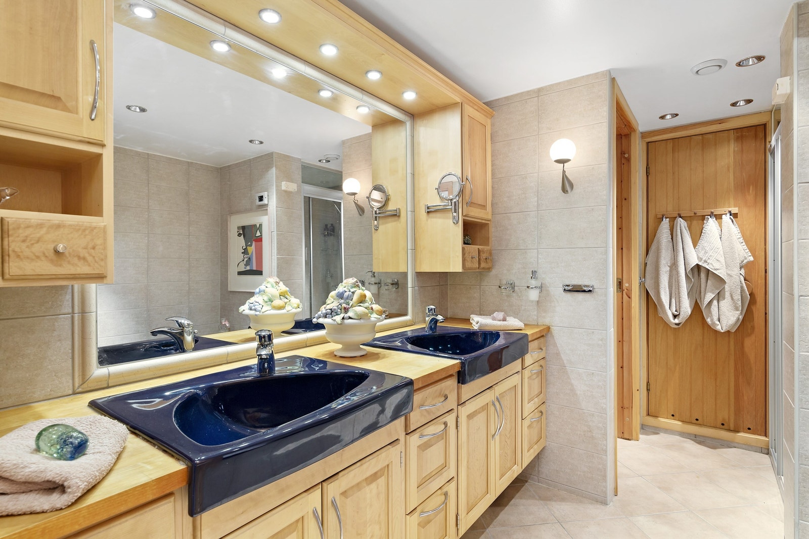 Hovedbad i sokkel. Dobbel servant, badekar og dusjnisje med steamdusj samt badstu. Galleribilde