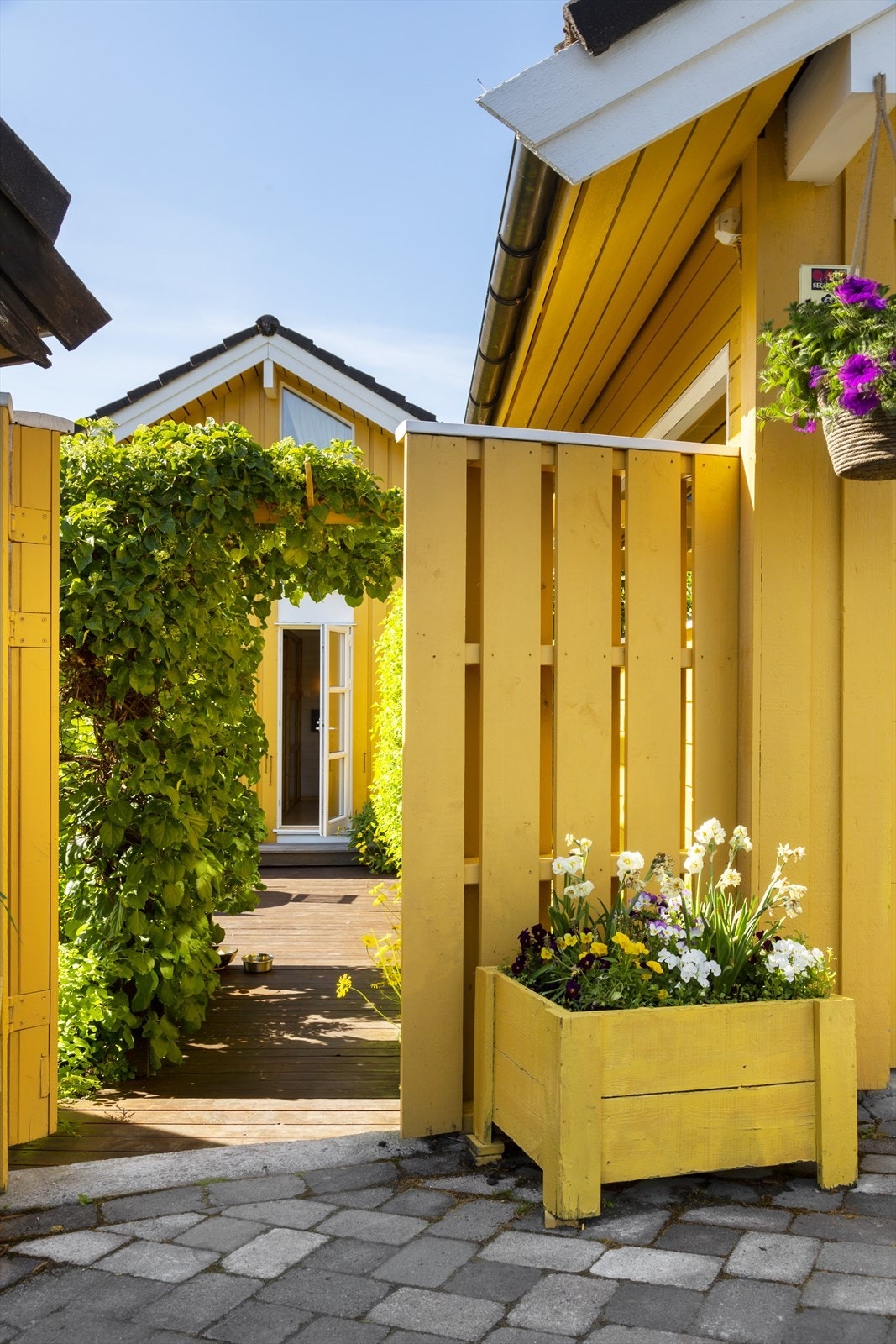 Medfølger 2 stk garasjeplasser samt biloppstillingsplass foran garasjene. Galleribilde