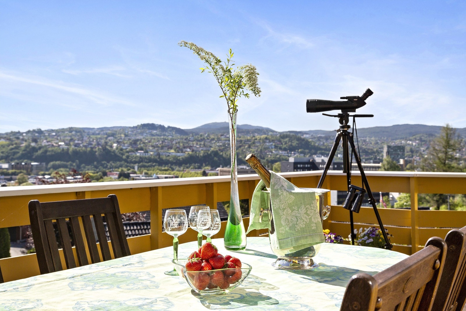 Se på dette! Ca. 77 kvm terrasse med sol hele dagen og denne utsikten. Galleribilde